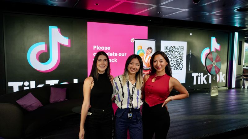 Giulia Yang in un contesto professionale legato al social commerce