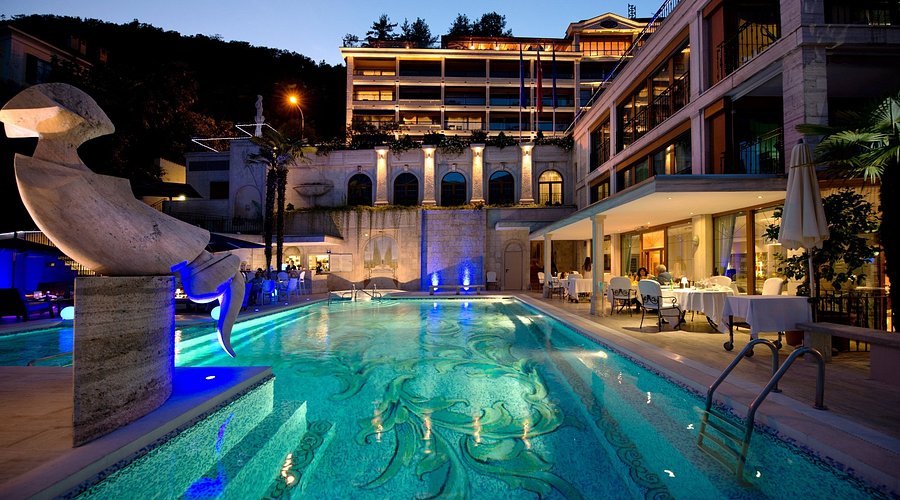 Piscina illuminata di un hotel Swiss Diamond la sera