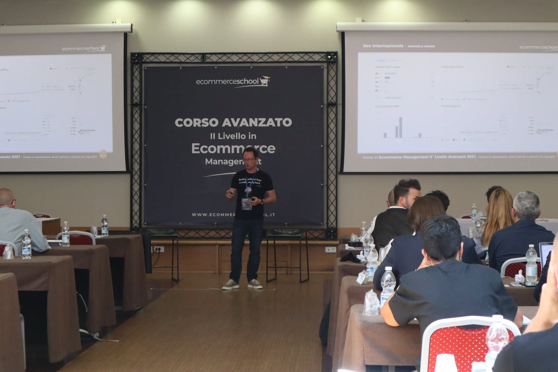 Emanuele Arosio durante un corso avanzato dedicato a SEO internazionale ed e-commerce